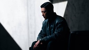 Dalam Made In Korea season 2, konflik batin yang dirasakan Baek Ki Hyun terhadap sang kakak akan lebih dieksplorasi. Di satu sisi dia menyayangi Baek Ki Tae sebagai abang, tapi di sisi lain dia juga harus menjalankan tugas sebagai tentara. (Foto: dok. Disney+)