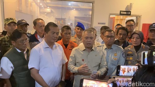 Menhub Dudy Purwagandhi bersama Gubernur NTB Lalu Muhammad Iqbal memberi keterangan pers di Pelabuhan Lembar, Rabu (12/8/2026).