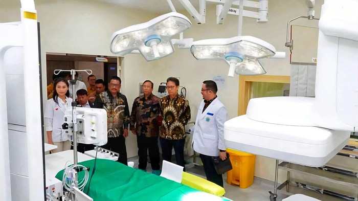 Menkes Budi dan Bupati Asjap saat berada di RSUD Sekarwangi