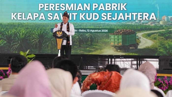 Menkop Ferry Juliantono meresmikan pabrik kelapa sawit milik KUD Sejahtera di Kabupaten Musi Banyuasin