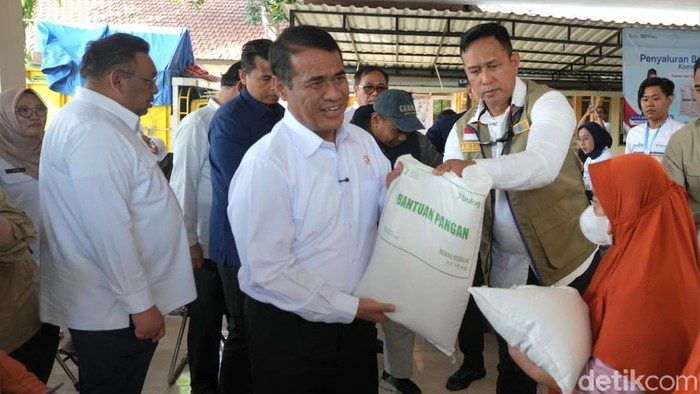 Mentan salurkan bantuan di Surabaya