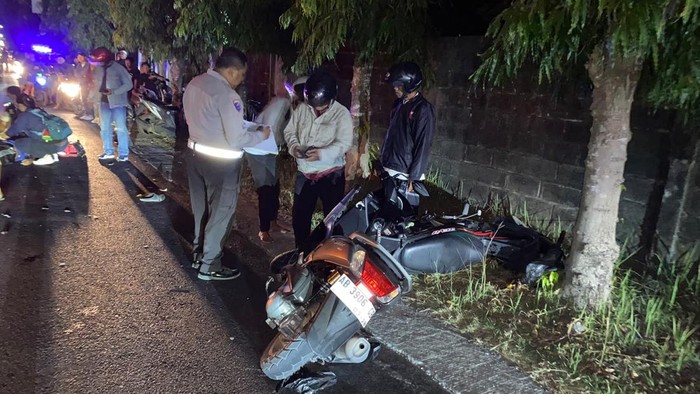 Motor NMAX dan motor Honda Revo yang berada di pinggir jalan usai bertabrakan di Jalan Ganjuran, tepatnya Kaligondang, Sumbermuyo, Bambanglipuro, Bantul.