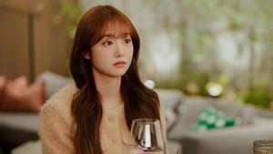 Dalam episode 4 My Bias, My Boss yang tayang pada Selasa (11/8/2026) malam, Nam Da Reum (diperankan Kim Hye Jun) dapat kesempatan istimewa yang gak pernah dia sangka sebelum bekerja di APELLO. (Foto: dok. tvN)
