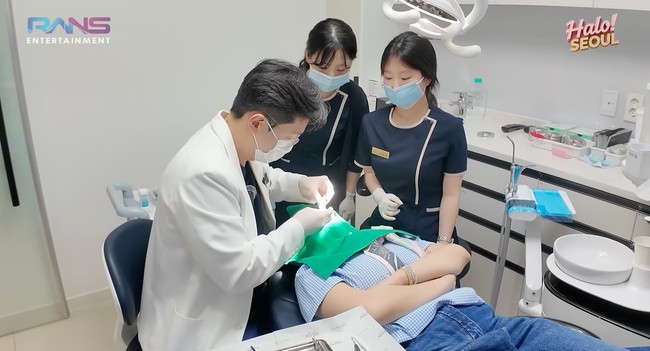 Setelah proses konsultasi selesai langsung masuk ke proses tindakan. Selama pengerjaan pemasangan veneer, wajah Nagita tampak ditutup dengan kain hijau. Foto: YouTube/Rans Entertainment