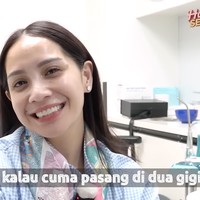 Tampak bagian depan 2 gigi Nagita yang sudah terpasang veneer. Nagita sendiri memang sengaja meminta warna veneer yang tidak terlalu putih agar tetap terlihat natural. Foto: YouTube/Rans Entertainment