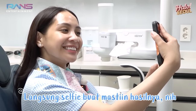 Potret gigi baru Nagita dilihat dari samping. Setelah veneer selesai, Nagita melanjutkan dengan proses bleaching atau pemutihan gigi. Ia pun langsung memamerkan hasilnya kepada sang suami, Raffi Ahmad. Foto: YouTube/Rans Entertainment