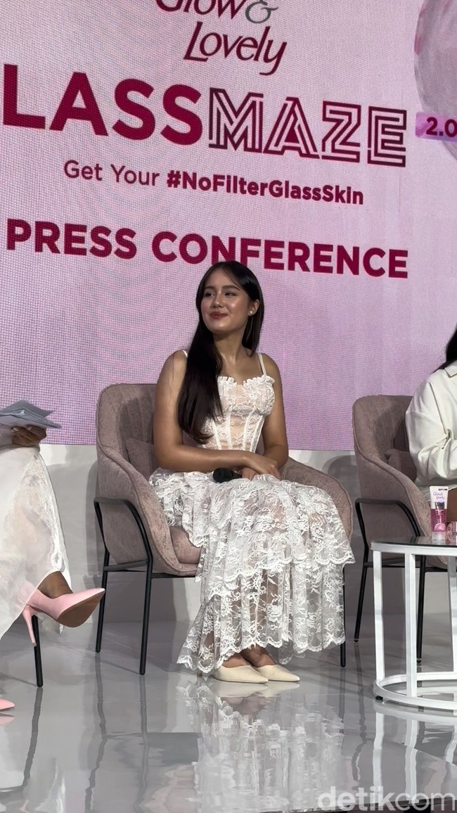 Nicole Rossi tampil memukau saat menghadiri acara Glow & Lovely GlassBright Ultralight Range Press Conference di Main Atrium Mal Kota Kasablanka, Jakarta, Selasa (11/8/2026). Sebagai brand ambassador merek tersebut, Nicole anggun kenakan dress lace tanpa lengan. Foto: Wolipop/Vina Oktiani