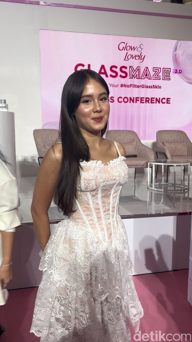 Dress lace bermotif floral itu memiliki bodice bergaya korset. Bagian roknya model flare dengan volume cukup lebar. Rok tampak bertumpuk dalam beberapa panel atau lapisan lace, menciptakan efek flowy saat dikenakan. Foto: Wolipop/Vina Oktiani