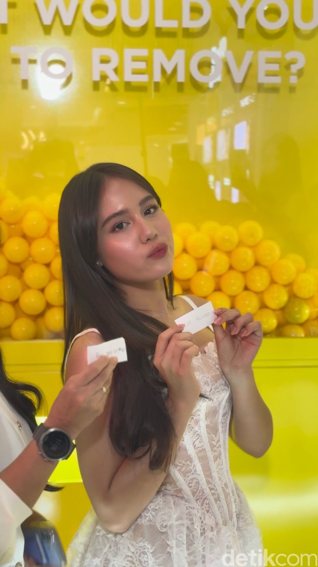 Dalam kesempatan tersebut, Nicole juga membagikan rahasia cantiknya. Siapa sangka di balik kulit glowingnya, ternyata Nicole hanya mengandalkan basic skincare, yaitu cleanser dan moisturizer. “Menurut aku lebih baik kalau kita punya skincare step yang simple, tapi sangat bermanfaat. Yaitu aku biasanya cleanser sama moisturizer, terang Nicole. Foto: Wolipop/Vina Oktiani