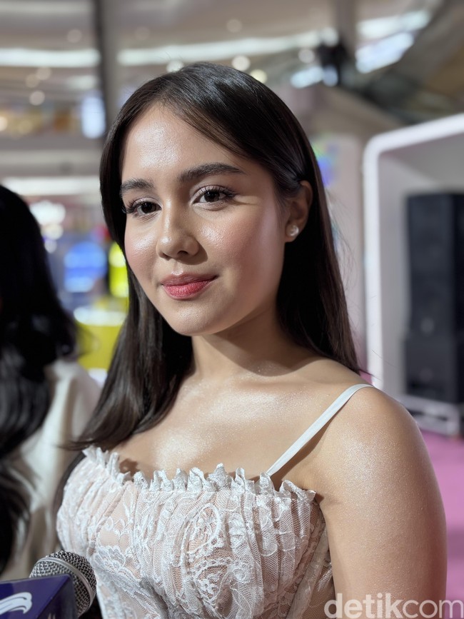 Artis yang memiliki darah blasteran Italia itu juga mengaku tak tertarik untuk mengiuti Korean skincare step yang sangat panjang. Kan sekarang lagi trending Korean Skincare step sih itu panjang banget. Dan aku harus cepet-cepet tidur kalau selesai syuting kan,” ucapnya. Foto: Wolipop/Vina Oktiani
