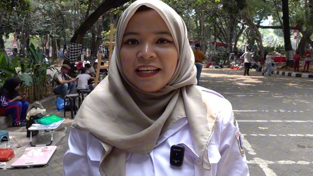 Nida, pendamping Naila Izzati Maulidia dari SMPN Satu Atap 01 Pulau Pari, mendukung perlombaan yang digelar Polda Metro Jaya dalam rangka menyambut HUT ke-81 RI, Rabu (12/8/2026).