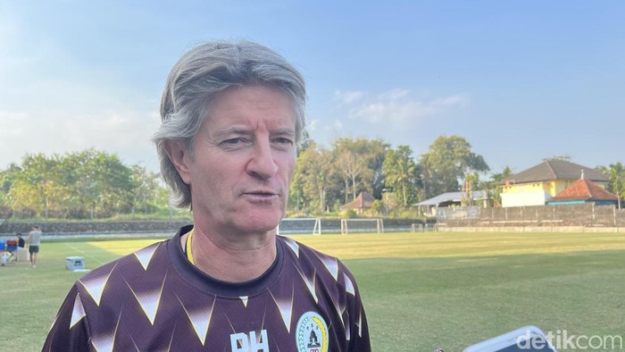 Pelatih PSS Sleman Pieter Huistra  di Lapangan Pakembinangun, Sleman, Rabu (12/8/2026)