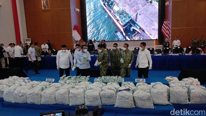 Konferensi pers pemusnahan 1,3 ton Ketamin di Mako Kodaeral IV Batam.