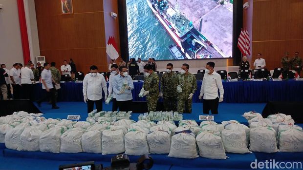 Konferensi pers pemusnahan 1,3 ton Ketamin di Mako Kodaeral IV Batam.
