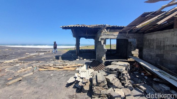 Penampakan Pantai Pandansimo Bantul porak-poranda usai dihantam gelombang tinggi, Rabu (12/8/2026).