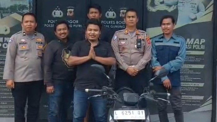 Satu unit sepeda motor tanpa pemilik ditemukan di kontrakan kawasan Desa Cicadas, Kecamatan Gunung Putri, Bogor, Jawa Barat (Jabar).