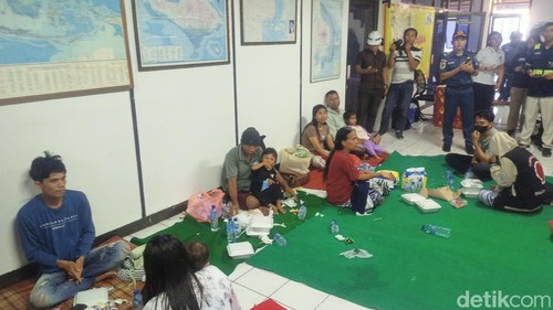 Sejumlah penumpang KMP Putri Yasmin yang berhasil dievakuasi ke Pelabuhan Padangbai, Karangasem, Rabu (12/8/2026).