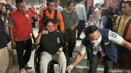 Penumpang KMP Putri Yasmin yang terbakar berhasil dievakuasi ke Pelabuhan Lembar, Rabu (12/8/2026) malam.