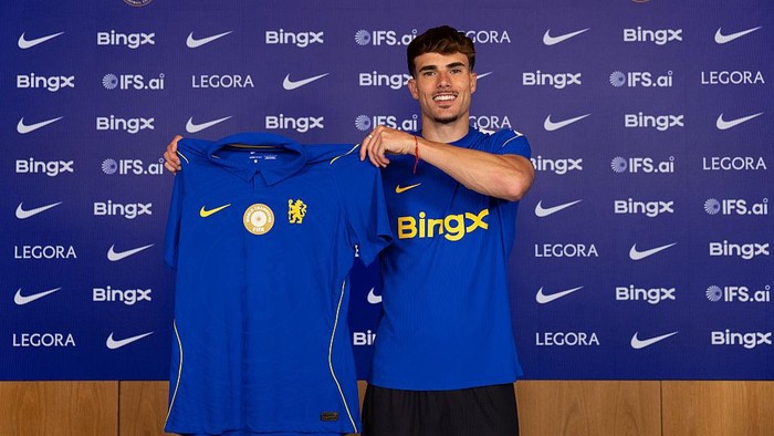 COBHAM, ENGLAND - AUGUST 12: Chelsea Unveil New Signing Pep Chavarria at Chelsea Training Ground on August 12, 2026 in Cobham, England. (Photo by Chris Lee - Chelsea FC/Chelsea FC via Getty Images)