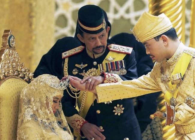 Pernikahan Pangeran Abdul Malik dari Brunei dan Raabiatul Adawiyyah pada 2015 pernah menjadi sorotan karena kemewahannya yang luar biasa. Sebelas tahun kemudian, nama Raabiatul kembali menjadi perhatian setelah Sultan Brunei Hassanal Bolkiah mencabut gelar kerajaannya. Foto: dok. Reuters