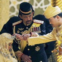 Pernikahan Pangeran Abdul Malik dari Brunei dan Raabiatul Adawiyyah pada 2015 pernah menjadi sorotan karena kemewahannya yang luar biasa. Sebelas tahun kemudian, nama Raabiatul kembali menjadi perhatian setelah Sultan Brunei Hassanal Bolkiah mencabut gelar kerajaannya. Foto: dok. Reuters