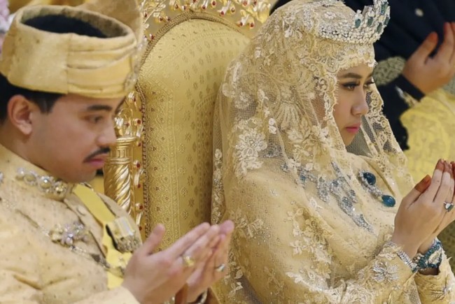 Raabiatul Adawiyyah menikah dengan Pangeran Abdul Malik, putra Sultan Hassanal Bolkiah, pada April 2015. Rangkaian pernikahan kerajaan tersebut berlangsung selama 10 hari, dengan acara puncaknya digelar pada 12 April di Istana Nurul Iman, kediaman resmi Sultan Brunei. Saat itu, Raabiatul masih berusia 22 tahun. Ia tampil bak putri dalam dongeng dengan busana pengantin bernuansa emas yang dihiasi berlian dan batu zamrud berukuran besar. Foto: dok. Reuters
