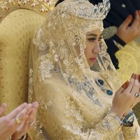 Raabiatul Adawiyyah menikah dengan Pangeran Abdul Malik, putra Sultan Hassanal Bolkiah, pada April 2015. Rangkaian pernikahan kerajaan tersebut berlangsung selama 10 hari, dengan acara puncaknya digelar pada 12 April di Istana Nurul Iman, kediaman resmi Sultan Brunei. Saat itu, Raabiatul masih berusia 22 tahun. Ia tampil bak putri dalam dongeng dengan busana pengantin bernuansa emas yang dihiasi berlian dan batu zamrud berukuran besar. Foto: dok. Reuters