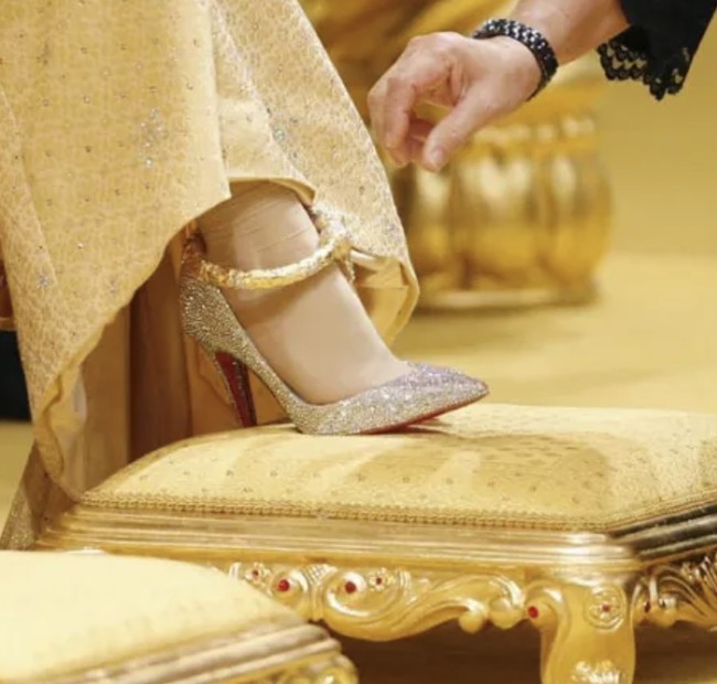 Penampilannya semakin mewah dengan sepatu Christian Louboutin yang dilaporkan dihiasi kristal Swarovski serta gelang kaki berwarna emas. Foto: dok. Reuters