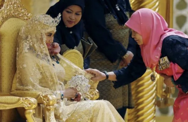 Salah satu aksesori yang paling mencuri perhatian adalah tiara berlian dengan enam batu zamrud berbentuk pear. Ia juga mengenakan kalung berlian dengan sedikitnya 15 zamrud dalam berbagai ukuran, ditambah gelang dan cincin yang senada. Bahkan buket bunga yang dibawa Raabiatul bukan terbuat dari bunga sungguhan. Buket tersebut dibuat dari kombinasi logam mulia dan batu permata yang dibentuk menyerupai bunga. Foto: dok. Reuters