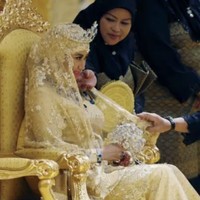 Salah satu aksesori yang paling mencuri perhatian adalah tiara berlian dengan enam batu zamrud berbentuk pear. Ia juga mengenakan kalung berlian dengan sedikitnya 15 zamrud dalam berbagai ukuran, ditambah gelang dan cincin yang senada. Bahkan buket bunga yang dibawa Raabiatul bukan terbuat dari bunga sungguhan. Buket tersebut dibuat dari kombinasi logam mulia dan batu permata yang dibentuk menyerupai bunga. Foto: dok. Reuters