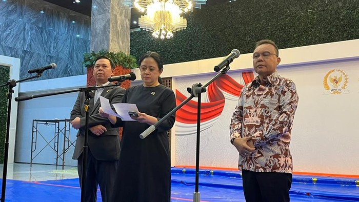 Ketua DPR Puan Maharani bersama Wakil Ketua DPR Sufmi Dasco Ahmad dan Ketua DPD Sultan Bachtiar Najamudin jumpa pers terkait persiapan Sidang Tahunan MPR dan Sidang Bersama DPR-DPD, di gedung DPR, Senayan, Jakarta, Rabu (12/8/2026).