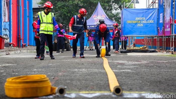 Petugas Dinas Penanggulangan Kebakaran dan Penyelamatan (Gulkarmat) DKI Jakarta mengikuti Jakarta Firefighter Challenge 2026 di Pusdiklat Gulkarmat, Ciracas, Jakarta Timur, Rabu (12/8/2026).