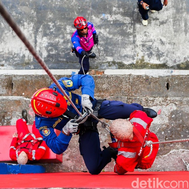 Petugas Damkar Jakarta Adu Ketangkasan dalam Firefighter Challenge 2026