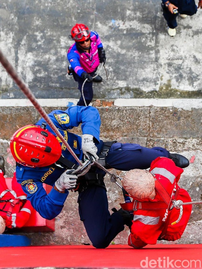 Petugas Damkar Jakarta Adu Ketangkasan dalam Firefighter Challenge 2026