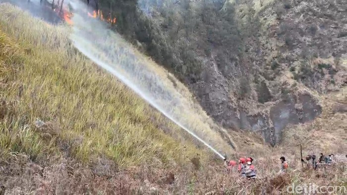 Petugas saat memadamkan kebakaran Bromo