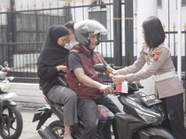 Sambut HUT RI, Polisi Bagikan Bendera Merah Putih ke Warga di Samsat Bogor