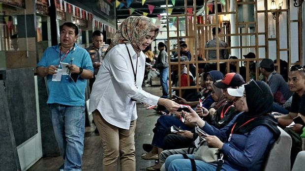 Polisi bagikan bendera merah putih kepada warga di kantor Samsat Bogor (dok.istimewa)