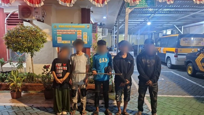 Polisi menangkap 5 remaja hendak bongkar halte bus di Jalan Urip Sumoharjo, Makassar.