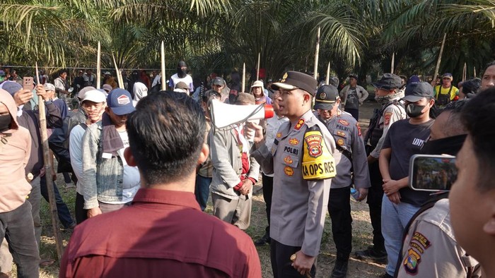 Polisi saat menenangkan massa aksi di PT BSA Lampung Tengah