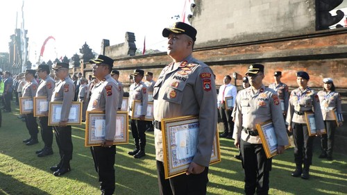 Polres Tabanan meraih penghargaan Pelayanan Prima dengan predikat A dari KemenPANRB yang diserahkan Kapolda Bali.