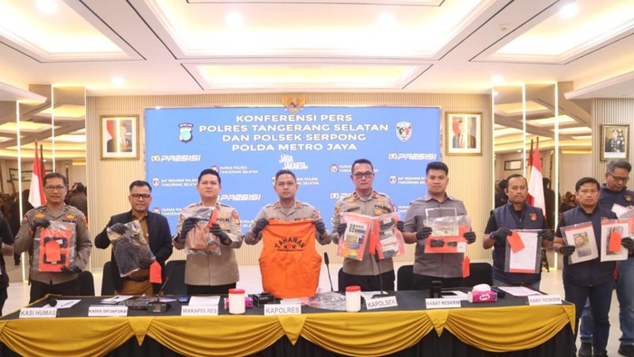 Polres Tangsel menangkap dua orang penipu lansia di Tangsel. Kapolres Tangsel AKBP Boy Jumalolo mengatakan modus pelaku pura-pura mau mencairkan aset.