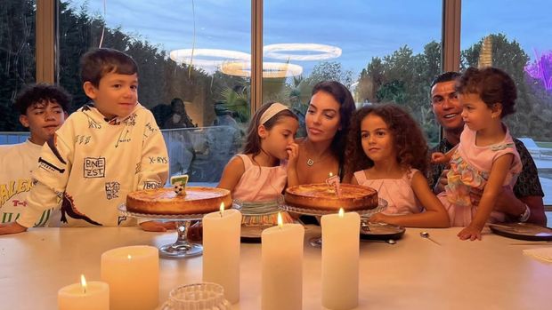 Potret Georgina Rodriguez saat Makan Bareng CR7 dan Masak Omelet Potret Georgina Rodriguez saat Makan Bareng CR7 dan Masak Omelet