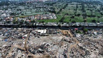 Timbunan Masalah di Gunungan Sampah Liar Cilincing