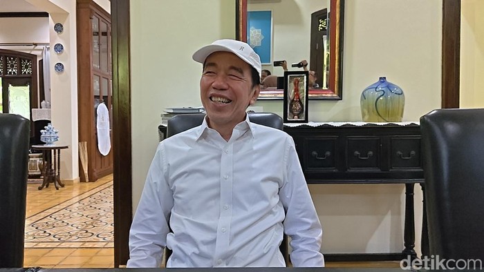 Presiden ke-7 RI, Joko Widodo ditemui di kediamannya Sumber, Banjarsari, Solo, Rabu (12/8/2026)