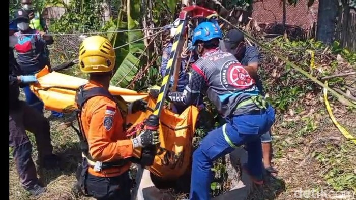 Proses evakuasi mayat perempuan di dalam sumur di Tasikmalaya.