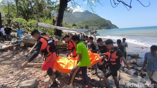 Proses evakuasi nelayan yang tewas saat mencari ikan di Sikka, NTT, Rabu (12/8/2026).