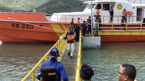 Proses evakuasi penumpang KMP Putri Yasmin di Pelabuhan Lembar, Lombok Barat, NTB, Rabu (12/8/2026). (Foto : M. Zahiruddin/detikBali)