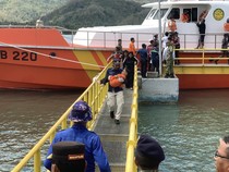 Video: Tim SAR Terjunkan 3 Kapal dan Helikopter Evakuasi Penumpang KMP Putri Yasmin Terbakar