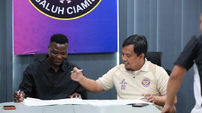Proses tanda tangan kontrak Ezechiel Ndouassel dengan manajemen PSGC Ciamis.