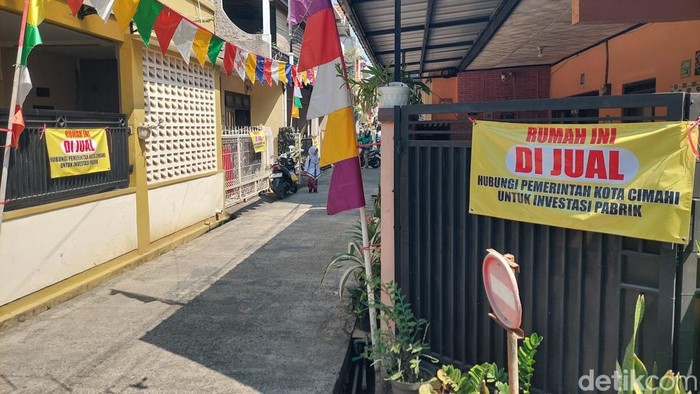 Protes warga akan keberadaan pabrik cokelat lewat spanduk di perumahan